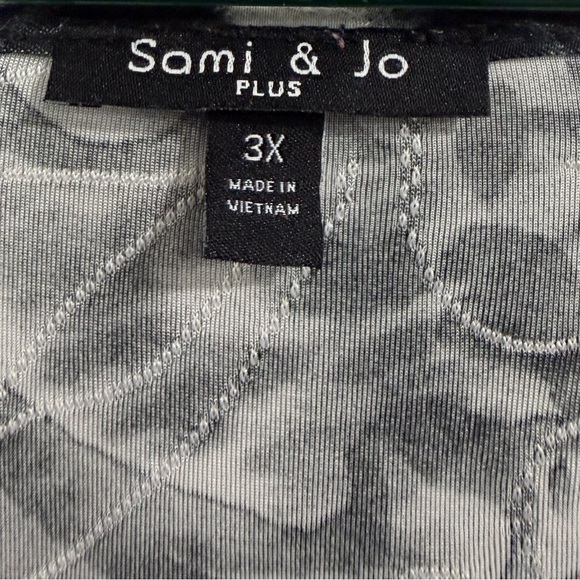 Sami & Jo 3X Black and Gray Patterned Top - Picture 2 of 4